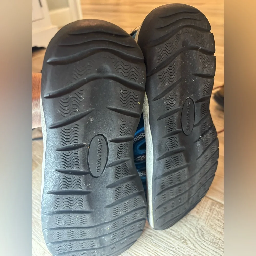 Men’s Blue and Black Outdoor Sandals size 8 in good condition